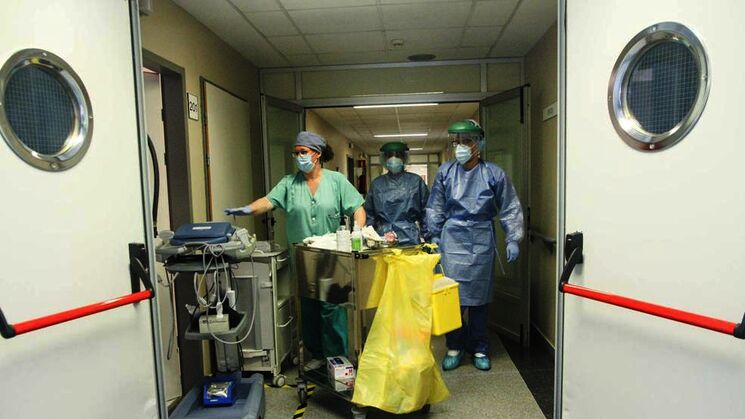 En el San Pedro de Alcntara de Cceres Tres sanitarios durante una jornada de trabajo  A Mndez