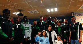 Los jugadores del Cceres CB visitan a los nios del Hospital