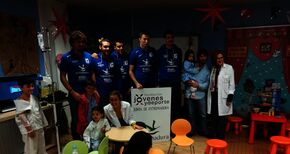 Los jugadores del equipo de voleibol de Cceres nos visitan en el ciberaula del hospital